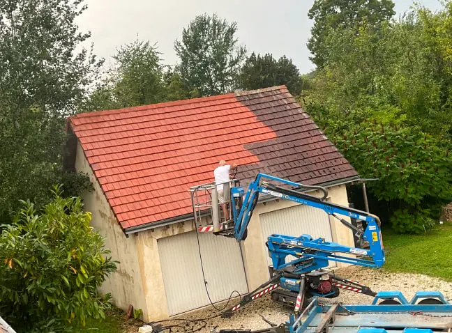 Nettoyage de toiture en tuiles à la nacelle