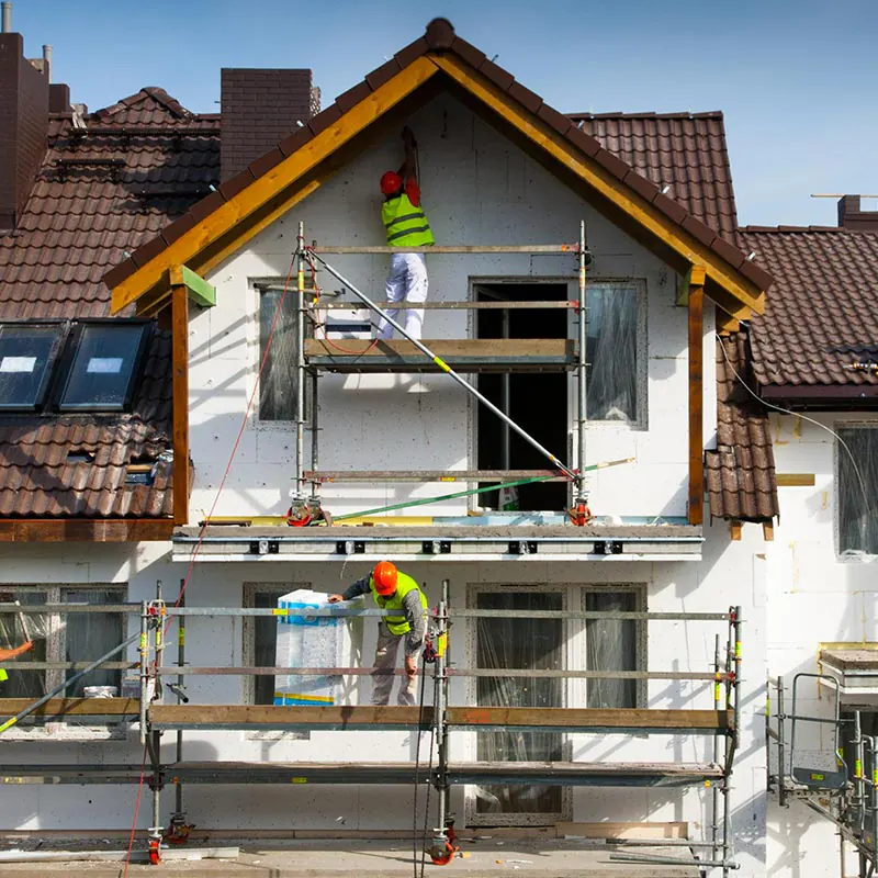 Ravalement de façade d'une maison avec échafaudage par Horn Rénovation