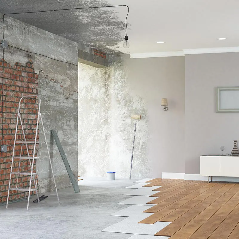 Rénovation intérieure d'une pièce : murs et sols remis à neuf