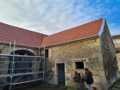 Restauration d'une longère en pierre avec échafaudage