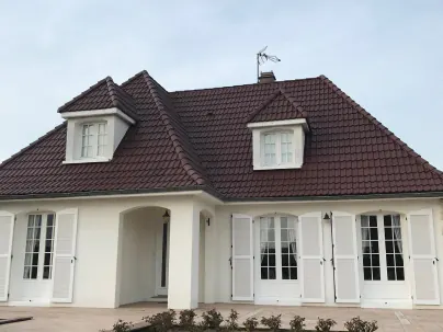 Maison aux façades blanches et toiture rénovées