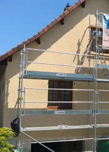 Échafaudage installé pour un ravalement de pignon