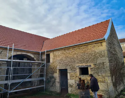Travaux sur une bâtisse en pierre de Côte-d'Or