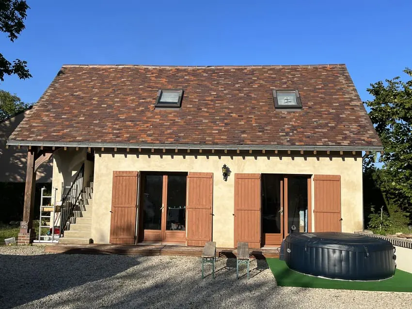 Maison avec toiture en tuiles nettoyée et traitée