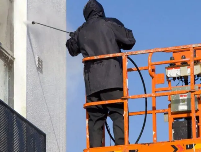 Nettoyage de façade au nettoyeur haute pression depuis une nacelle