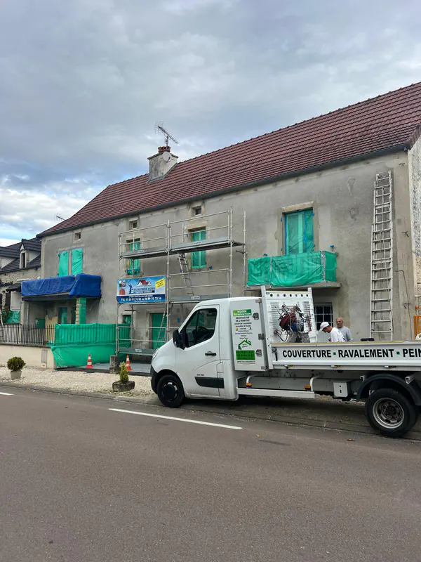 Chantier de ravalement en cours dans une rue de Côte-d'Or